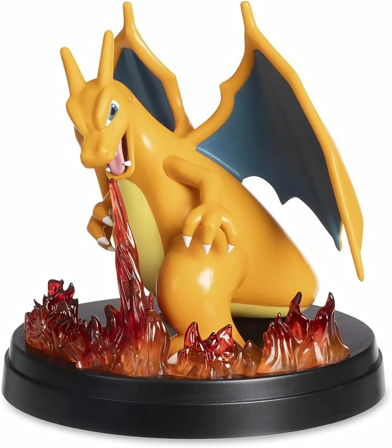 Primer plano de la figura de Charizard entre llamas – base negra