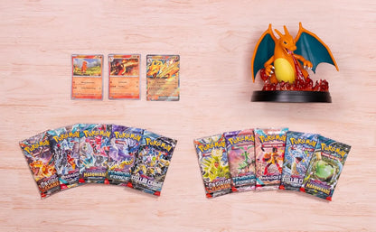 Contenido desplegado: sobres mixtos, figura de Charizard y promos sobre madera