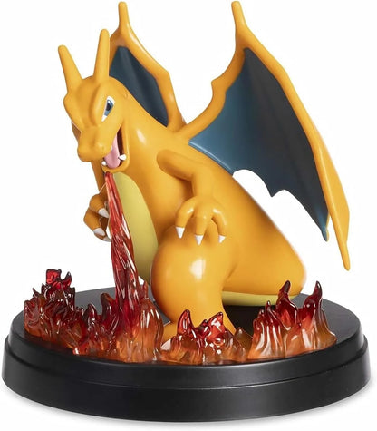 Primer plano de la figura de Charizard entre llamas – base negra