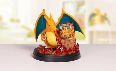 Figura Charizard con soporte para carta – Super Premium Collection (EN)